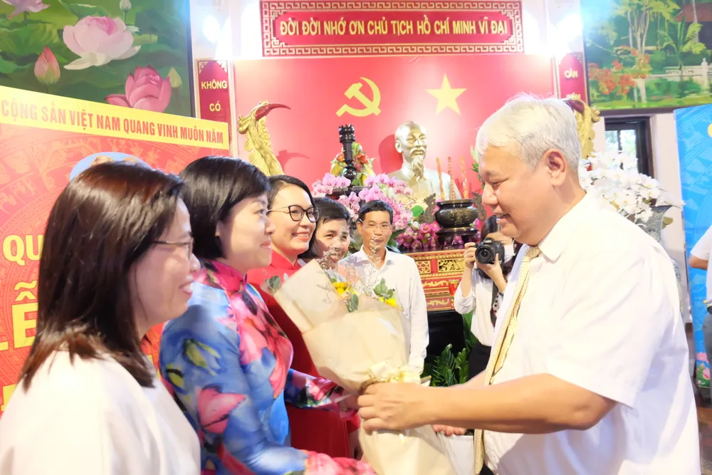 Bí thư Quận ủy quận 7 Võ Khắc Thái tặng hoa chúc mừng các Chi bộ Trạm Y tế phường