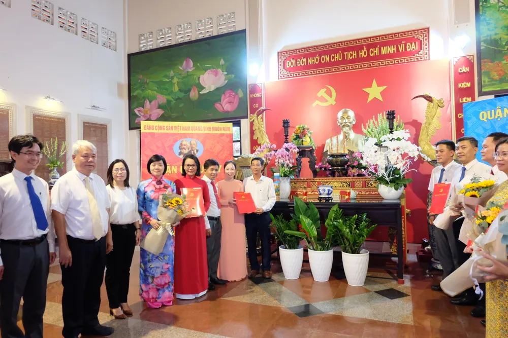 Lãnh đạo Quận ủy quận 7 chúc mừng các Chi bộ Trạm Y tế phường vừa được công bố thành lập