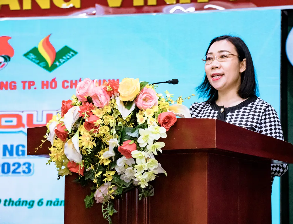 Phó Bí thư Đảng ủy Khối Dân – Chính - Đảng TPHCM Hàng Thị Thu Nga phát biểu động viên các chiến sĩ tại lễ ra quân