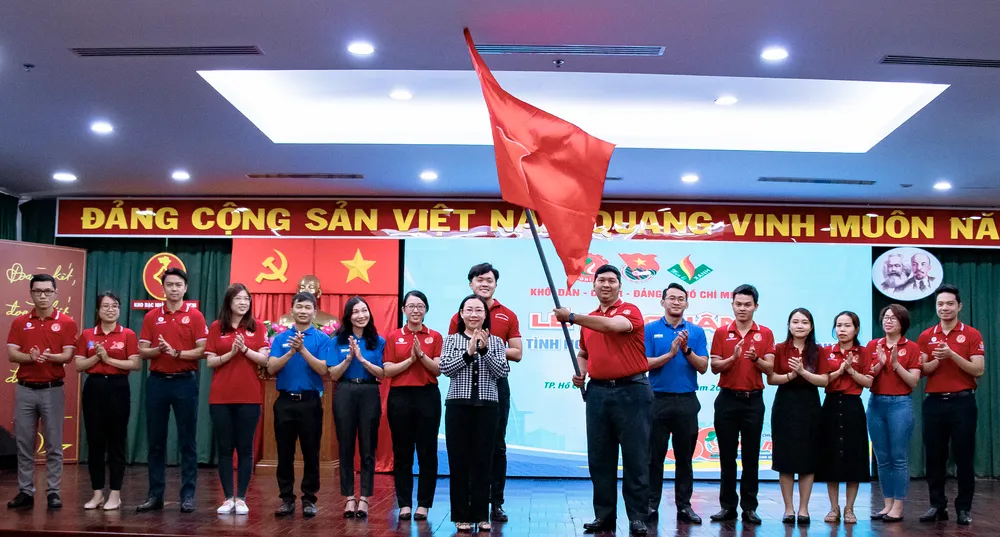 Anh Bùi Hữu Hồng Hải, Bí thư Đoàn khối, Chỉ huy Trưởng chiến dịch nhận cờ lệnh ra quân chiến dịch