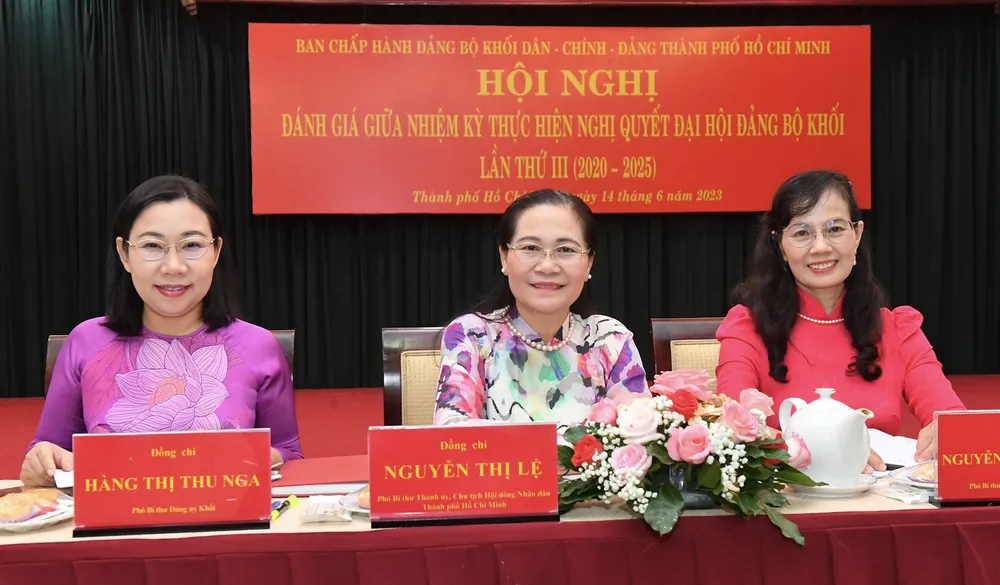 Đồng chí Nguyễn Thị Lệ, đồng chí Nguyễn Thị Kim Dung và đồng chí Hàng Thị Thu Nga tại hội nghị. Ảnh: VIỆT DŨNG