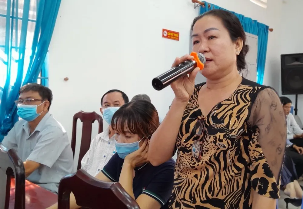 Cử tri nêu ý kiến tại buổi tiếp xúc