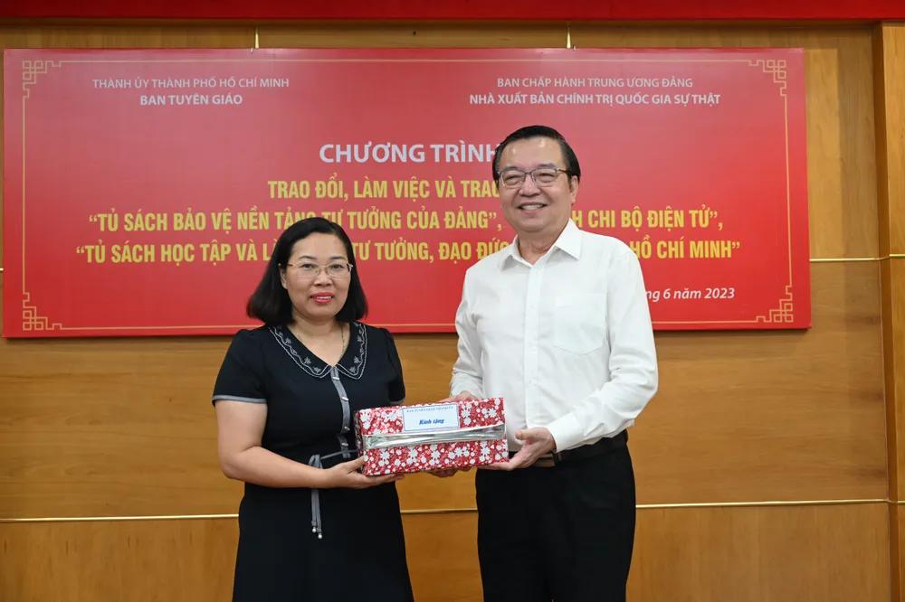 Phó Trưởng Ban Thường trực Ban Tuyên giáo Thành ủy TPHCM Lê Hồng Sơn trao tặng quà lưu niệm đến NXB Chính trị Quốc gia Sự thật Phó Trưởng Ban Thường trực Ban Tuyên giáo Thành ủy TPHCM Lê Hồng Sơn trao tặng quà lưu niệm đến NXB Chính trị Quốc gia Sự thật