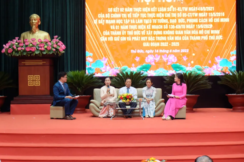 Các cá nhân tiêu biểu học và làm theo Bác giao lưu tại hội nghị Các cá nhân tiêu biểu học và làm theo Bác giao lưu tại hội nghị