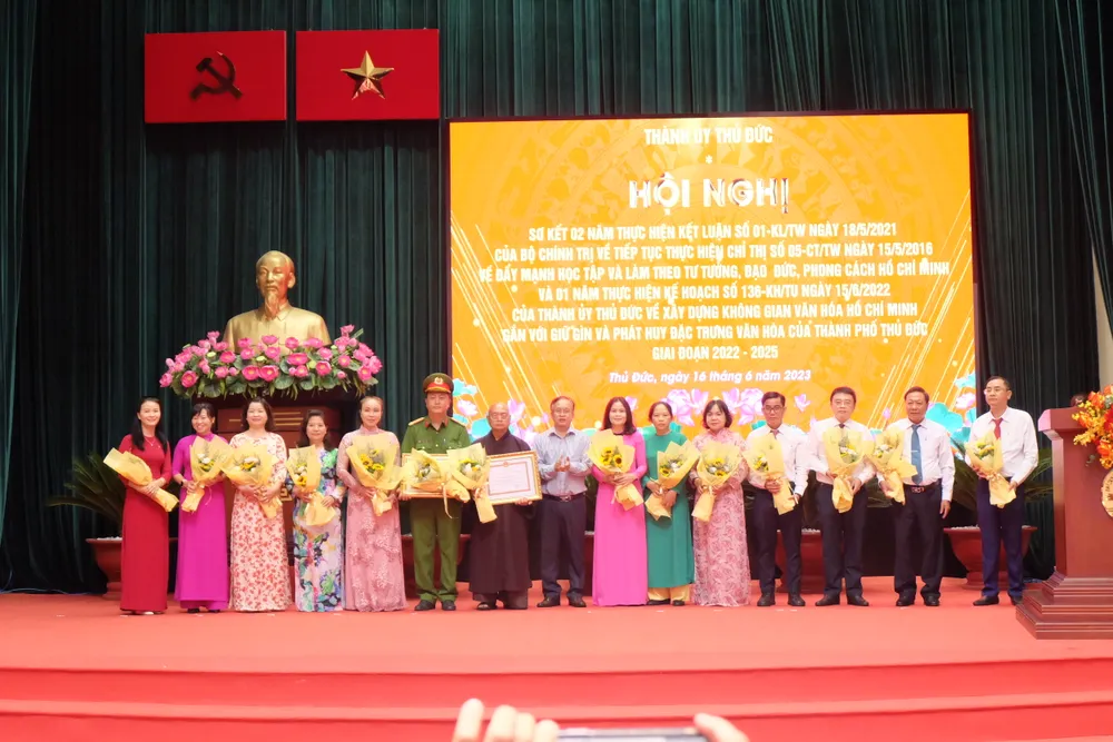 Phó Bí thư Thành ủy TP Thủ Đức Nguyễn Phước Hưng chúc mừng các cá nhân, tập thể được biểu dương khen thưởng cấp TPHCM Phó Bí thư Thành ủy TP Thủ Đức Nguyễn Phước Hưng chúc mừng các cá nhân, tập thể được biểu dương khen thưởng cấp TPHCM