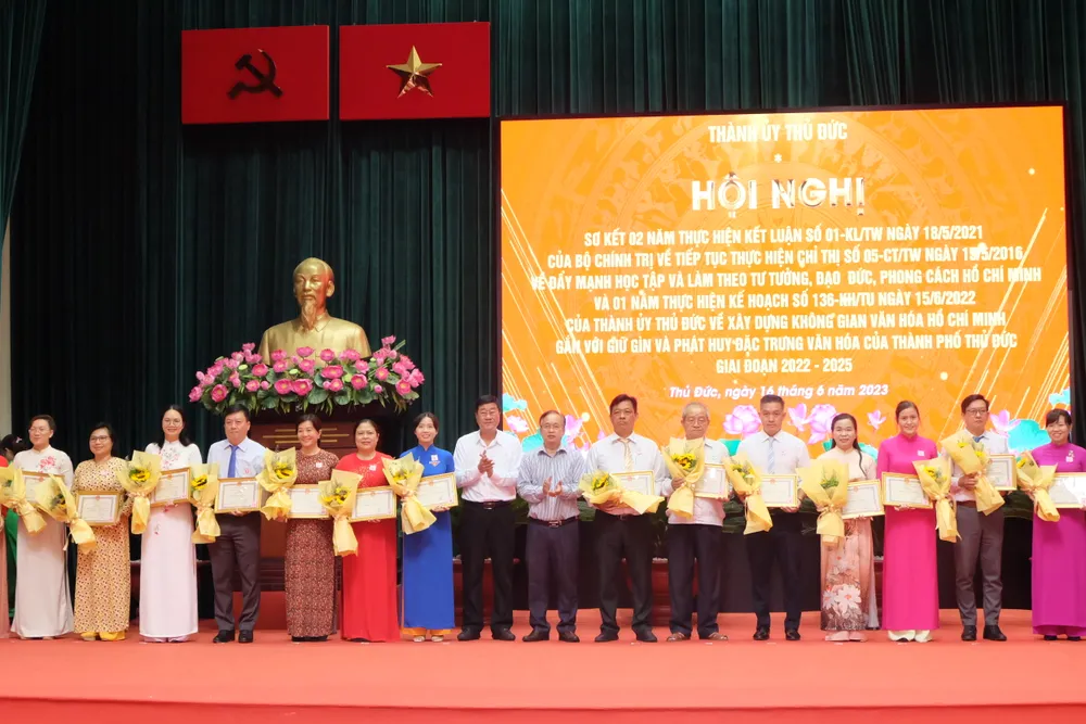 Lãnh đạo TP Thủ Đức khen thưởng các tập thể có thành tích trong học và làm theo Bác Lãnh đạo TP Thủ Đức khen thưởng các tập thể có thành tích trong học và làm theo Bác