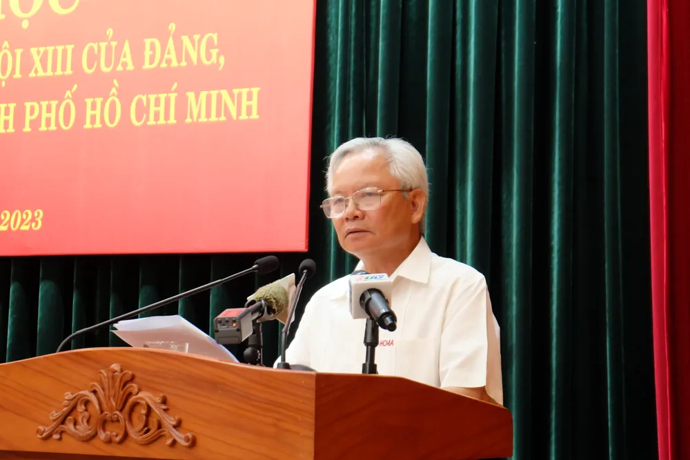 GS.TS Tạ Ngọc Tấn báo cáo đề dẫn hội thảo