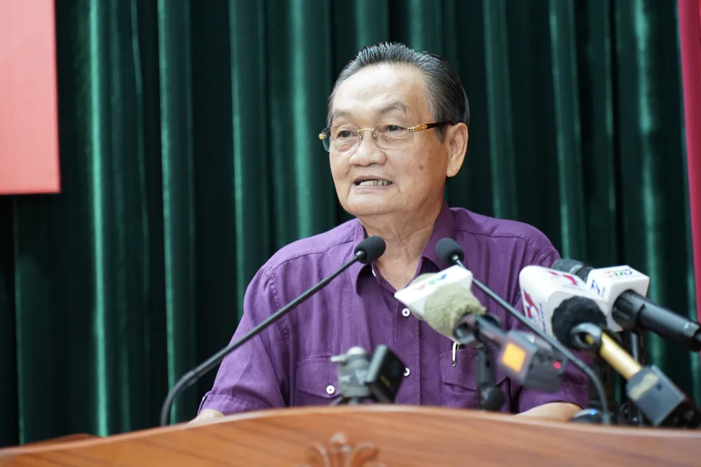 TS Trần Du Lịch trao đổi về các chỉ tiêu phát triển kinh tế của TPHCM. Ảnh: HOÀNG HÙNG