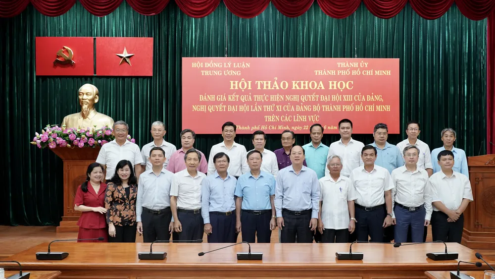 Các đại biểu tham gia hội thảo chụp hình lưu niệm. Ảnh: HOÀNG HÙNG