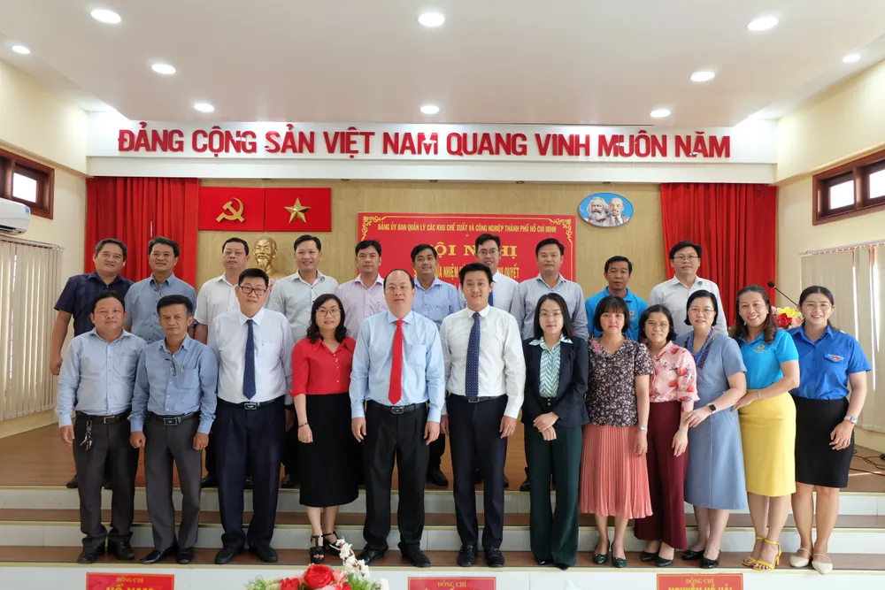 Phó Bí thư Thành ủy TPHCM Nguyễn Hồ Hải chụp hình lưu niệm cùng các đại biểu dự hội nghị Phó Bí thư Thành ủy TPHCM Nguyễn Hồ Hải chụp hình lưu niệm cùng các đại biểu dự hội nghị