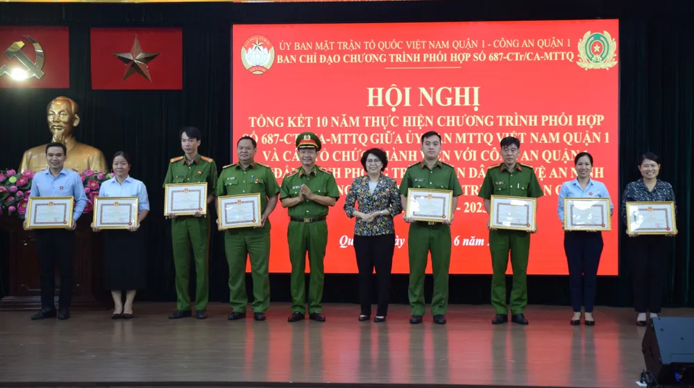 Bí thư Quận ủy quận 1 Tô Thị Bích Châu trao giấy khen của UBND quận 1 đến các tập thể có thành tích xuất sắc trong 10 năm thực hiện chương trình phối hợp Bí thư Quận ủy quận 1 Tô Thị Bích Châu trao giấy khen của UBND quận 1 đến các tập thể có thành tích xuất sắc trong 10 năm thực hiện chương trình phối hợp