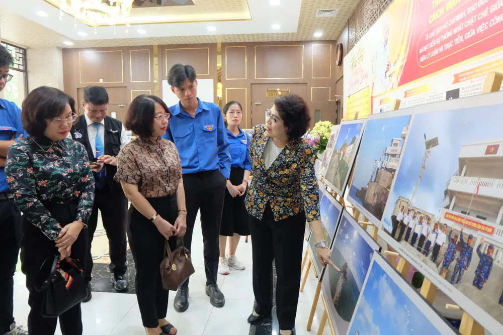 Các đại biểu tham quan triển lãm ảnh về biển đảo được trưng bày trong khu vực Không gian văn hoá Hồ Chí Minh tại Quận ủy quận 1 Các đại biểu tham quan triển lãm ảnh về biển đảo được trưng bày trong khu vực Không gian văn hoá Hồ Chí Minh tại Quận ủy quận 1