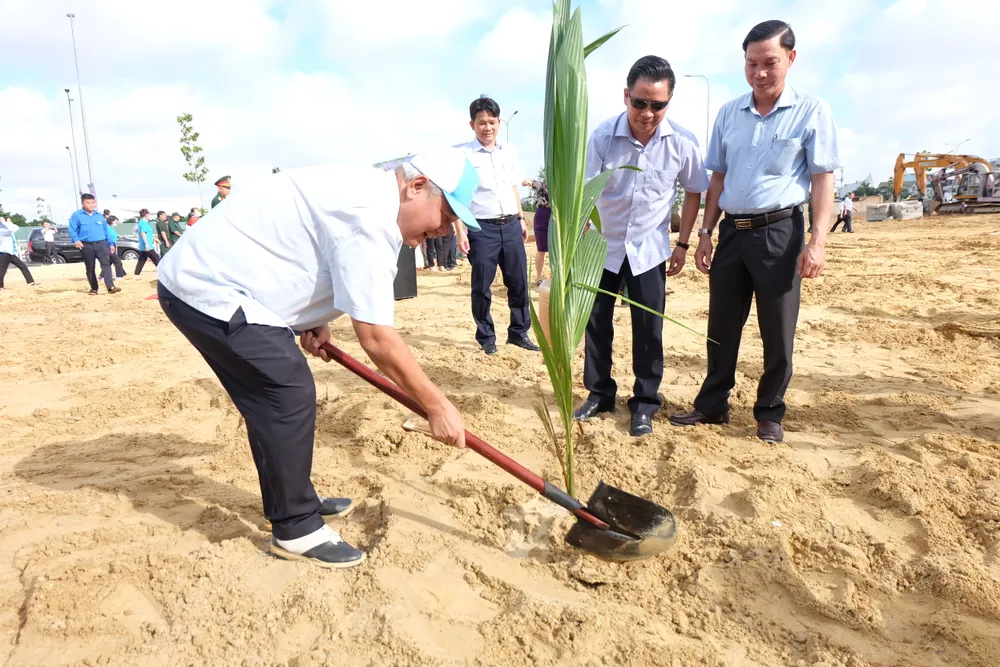 Lãnh đạo quận 7 thực hiện nghi thức trồng cây Lãnh đạo quận 7 thực hiện nghi thức trồng cây