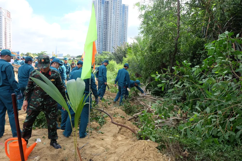 Lực lượng dân quân tự vệ và lực lượng vũ trang phát quang, nạo vét kênh, rạch Lực lượng dân quân tự vệ và lực lượng vũ trang phát quang, nạo vét kênh, rạch