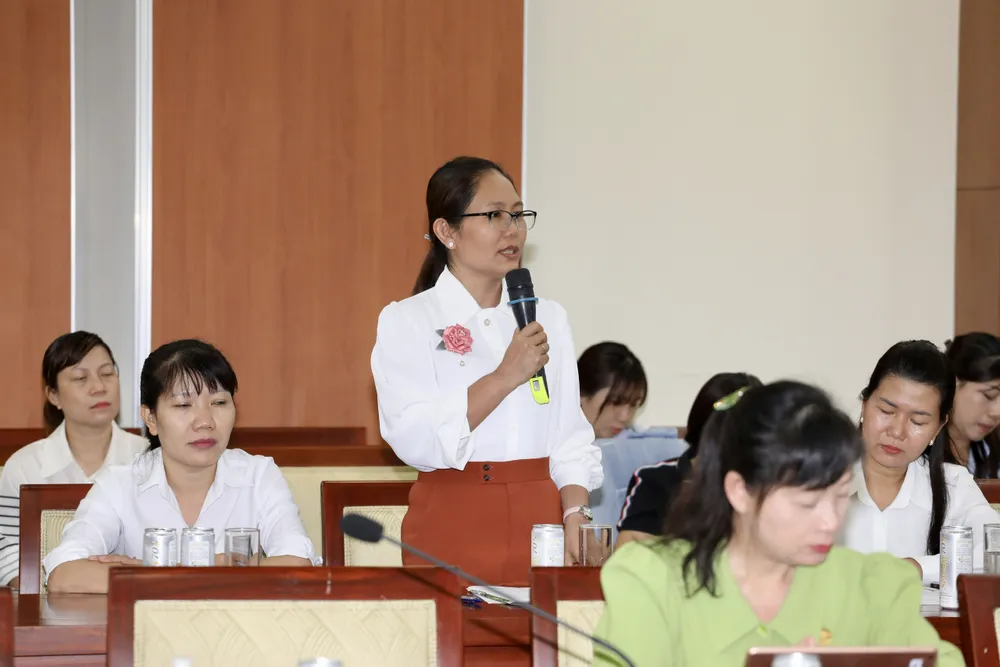 Bà Đặng Trần Trúc Dao, Chủ tịch Hội LHPN huyện Hóc Môn đề đạt nhiều nội dung tại hội nghị. Ảnh: DŨNG PHƯƠNG