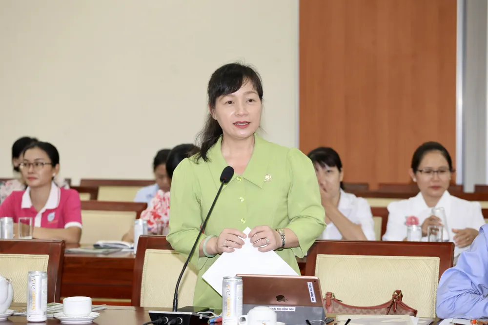 Bà Thái Thị Hồng Nga, Phó Chủ tịch UBND quận Bình Thạnh nêu ý kiến tại hội nghị. Ảnh: DŨNG PHƯƠNG