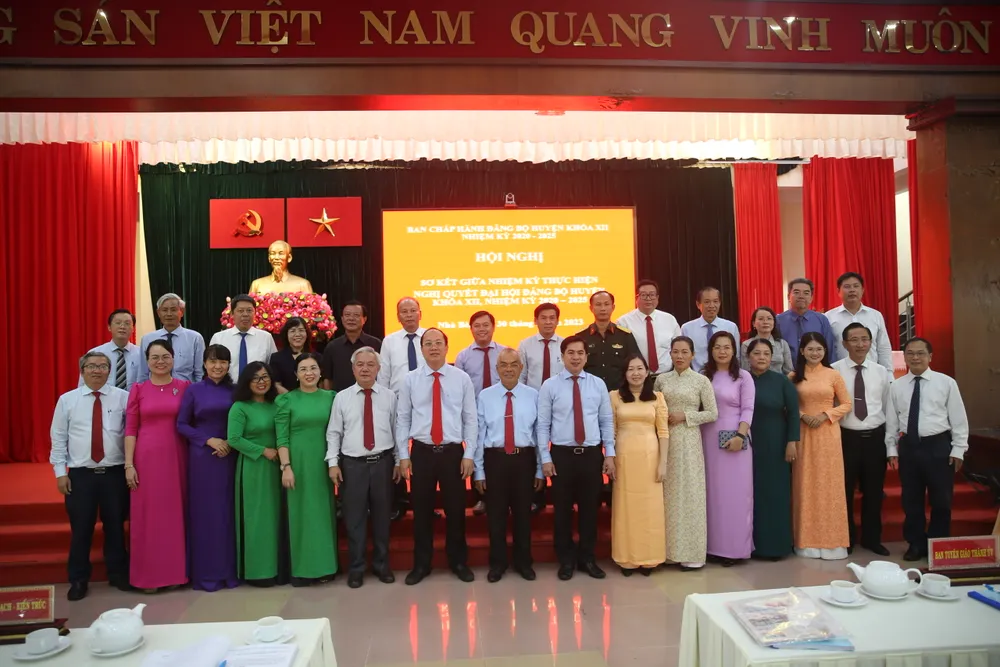 Các đại biểu tham dự hội nghị chụp hình lưu niệm Các đại biểu tham dự hội nghị chụp hình lưu niệm