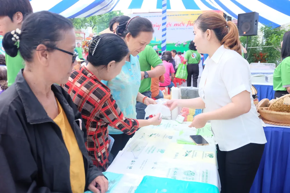 Người dân tìm hiểu về các sản phẩm túi ni lông tự phân hủy sinh học