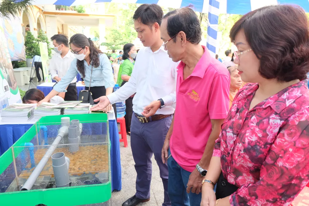 Các đại biểu tham quan máy lọc nước công nghệ mới