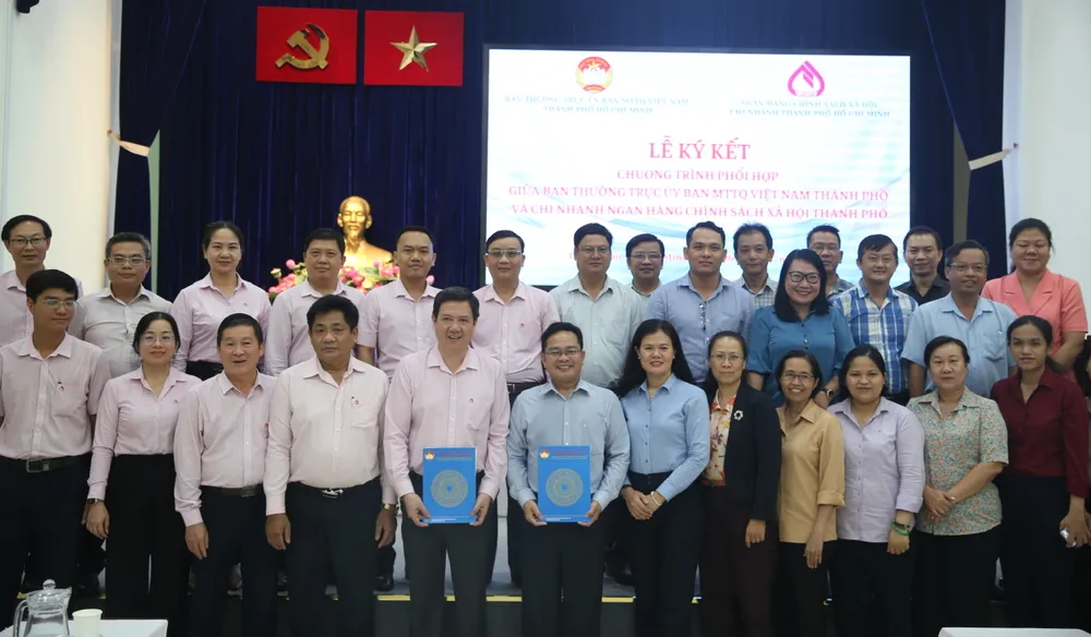 Hai đơn vị chụp hình lưu niệm tại lễ ký kết chương trình phối hợp Hai đơn vị chụp hình lưu niệm tại lễ ký kết chương trình phối hợp