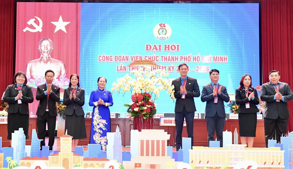 Phó Bí thư Thành ủy, Chủ tịch HĐND TPHCM Nguyễn Thị Lệ trao tặng lẵng hoa của lãnh đạo TPHCM đến đại hội. Ảnh: VIỆT DŨNG