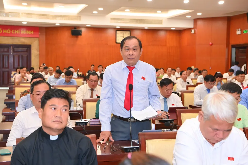 ĐB Trần Quang Thắng nêu ý kiến về việc triển khai thực hiện Nghị quyết 98. Ảnh: VIỆT DŨNG