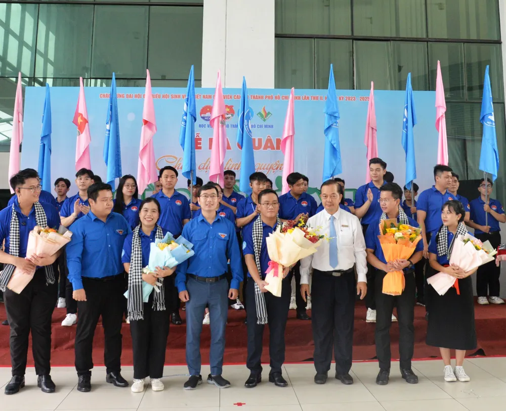 Phó Giám đốc Học viện Cán bộ TPHCM Nguyễn Văn Y động viên các chiến sĩ lên đường tham gia chiến dịch Mùa hè xanh