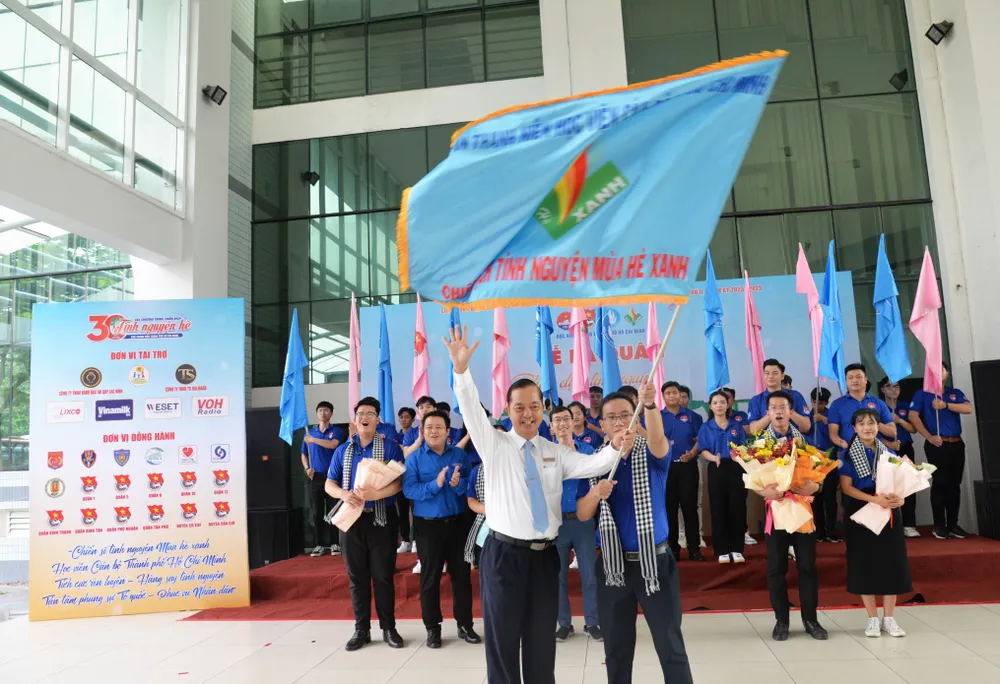 Phó Giám đốc Học viện Cán bộ TPHCM Nguyễn Văn Y trao cờ xuất quân chiến dịch tình nguyện Mùa hè xanh cho các chiến sĩ tình nguyện