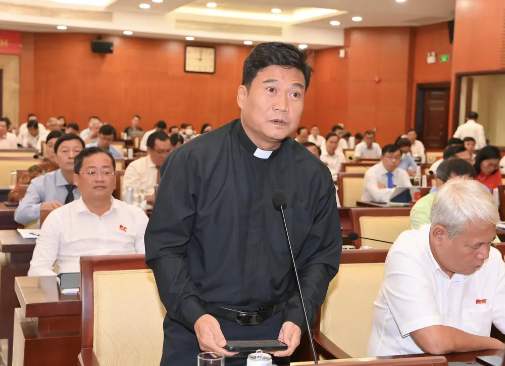 Đại biểu nêu ý kiến về việc triển khai thực hiện Nghị quyết 98. Ảnh: VIỆT DŨNG