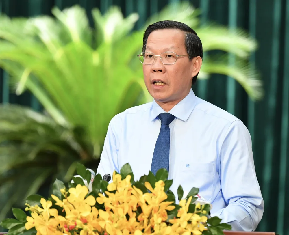 Chủ tịch UBND TPHCM Phan Văn Mãi trình bày báo cáo tổng hợp đánh giá giữa nhiệm kỳ thực hiện nhiệm vụ phát triển kinh tế - xã hội. Ảnh: VIỆT DŨNG Chủ tịch UBND TPHCM Phan Văn Mãi trình bày báo cáo tổng hợp đánh giá giữa nhiệm kỳ thực hiện nhiệm vụ phát triển kinh tế - xã hội. Ảnh: VIỆT DŨNG