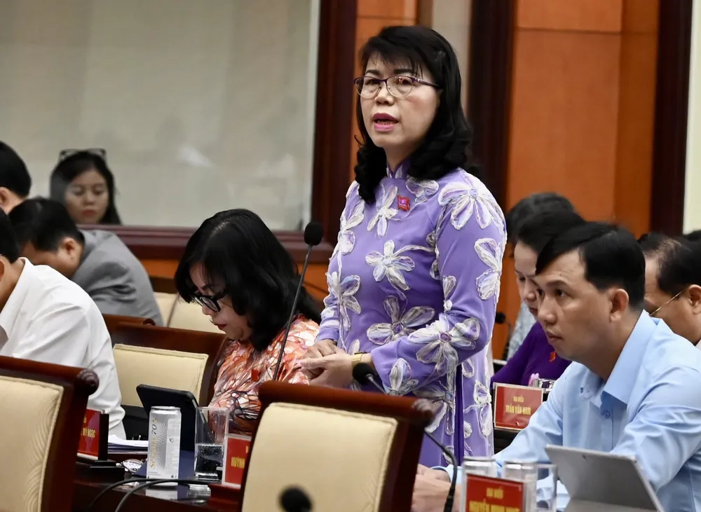 ĐB Trương Lê Mỹ Ngọc nêu ý kiến tại phiên chất vấn. Ảnh: VĂN MINH