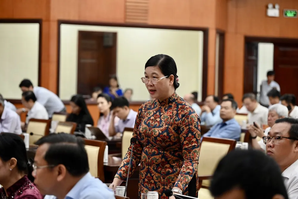 ĐB Hoàng Thị Tố Nga đặt câu hỏi đến Giám đốc Sở Du lịch TP. Ảnh: VĂN MINH