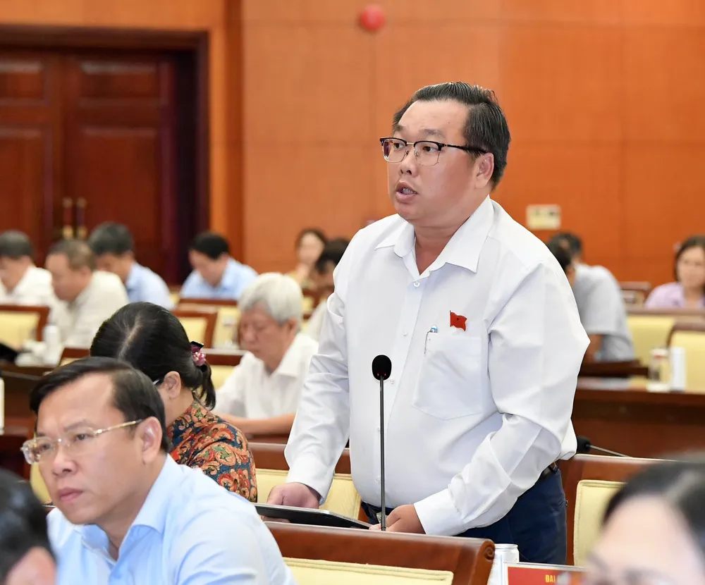 ĐB Phạm Đăng Khoa (quận 3) hỏi về các giải pháp quản lý người nước ngoài. Ảnh: VIỆT DŨNG ĐB Phạm Đăng Khoa (quận 3) hỏi về các giải pháp quản lý người nước ngoài. Ảnh: VIỆT DŨNG