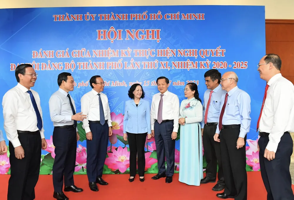 Thường trực Ban Bí thư Trương Thị Mai trao đổi cùng các đồng chí lãnh đạo Trung ương và TPHCM tại hội nghị sơ kết giữa nhiệm kỳ Đại hội Đảng bộ TPHCM lần thứ XI. Ảnh: VIỆT DŨNG