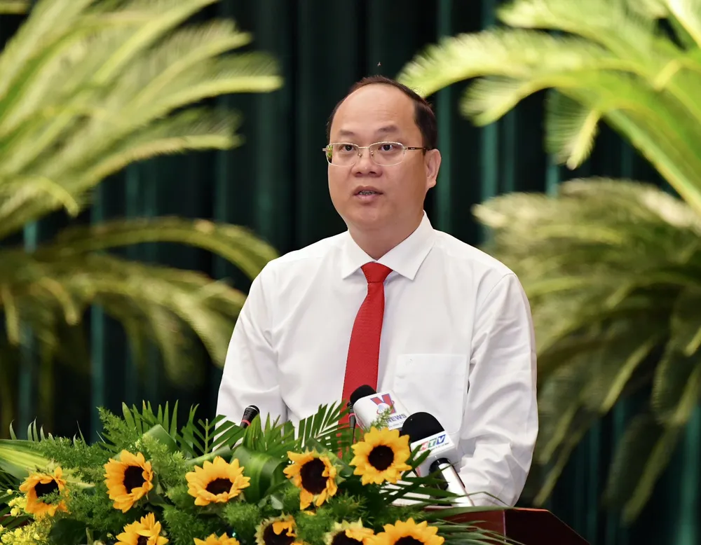 Phó Bí thư Thành ủy TPHCM Nguyễn Hồ Hải đọc tờ trình của Ban Thường vụ Thành ủy TPHCM về báo cáo đánh giá giữa nhiệm kỳ thực hiện Nghị quyết Đại hội. Ảnh: VIỆT DŨNG