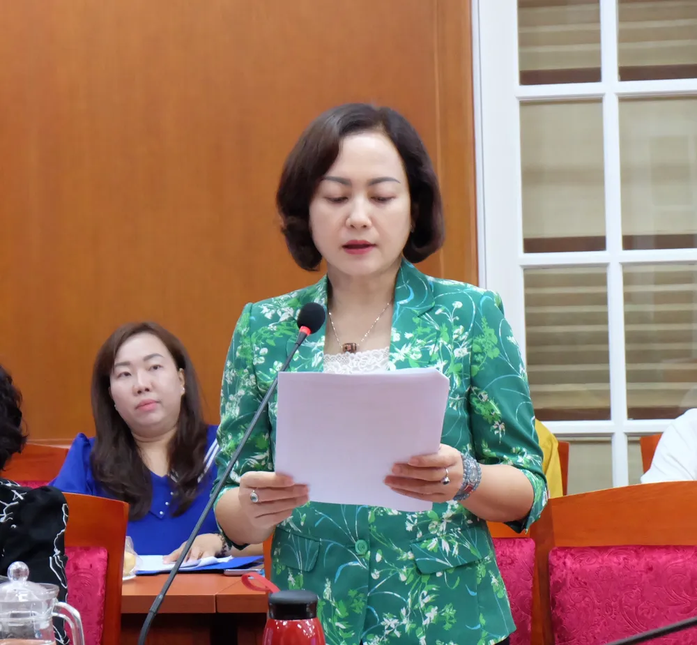 Trưởng phòng Nội vụ quận 1 Ngô Hải Yến báo cáo đề dẫn tại tọa đàm Trưởng phòng Nội vụ quận 1 Ngô Hải Yến báo cáo đề dẫn tại tọa đàm