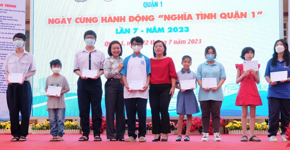 Lãnh đạo quận 1 tặng quà cho trẻ em mồ côi do Covid-19