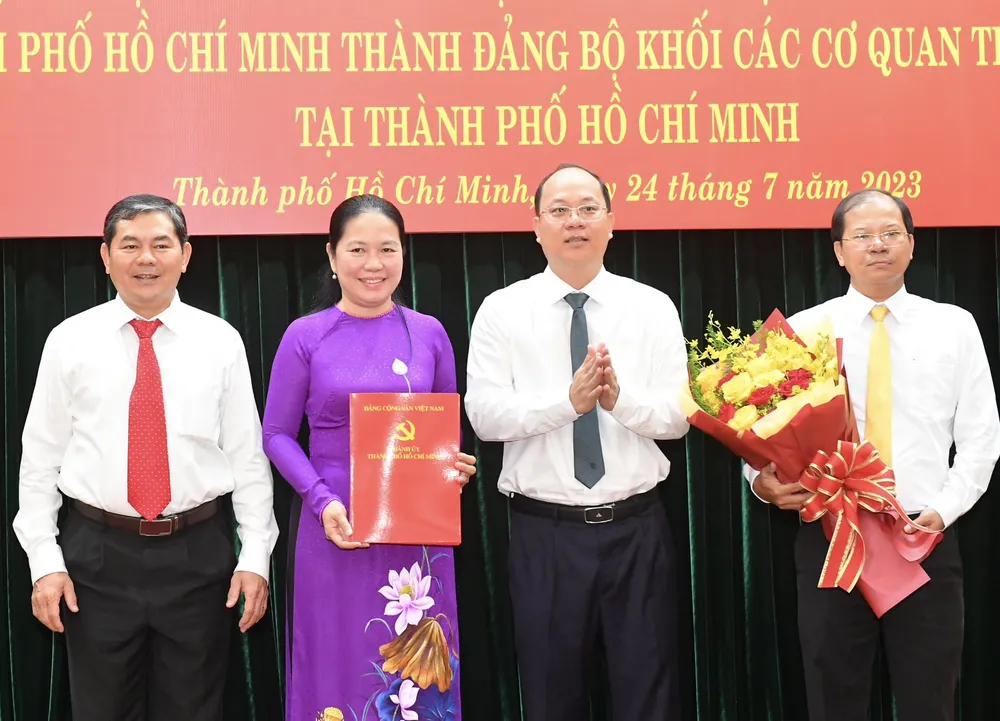 Phó Bí thư Thành ủy TPHCM Nguyễn Hồ Hải trao quyết định đổi tên Đảng bộ Khối cơ sở Bộ Công Thương tại TPHCM thành Đảng bộ Khối các cơ quan Trung ương tại TPHCM. Ảnh: VIỆT DŨNG