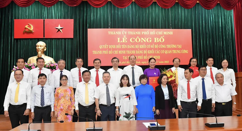 Các đồng chí thuộc Đảng bộ Khối các cơ quan Trung ương chụp hình lưu niệm cùng Phó Bí thư Thành ủy TPHCM Nguyễn Hồ Hải tại buổi lễ công bố quyết định. Ảnh: VIỆT DŨNG