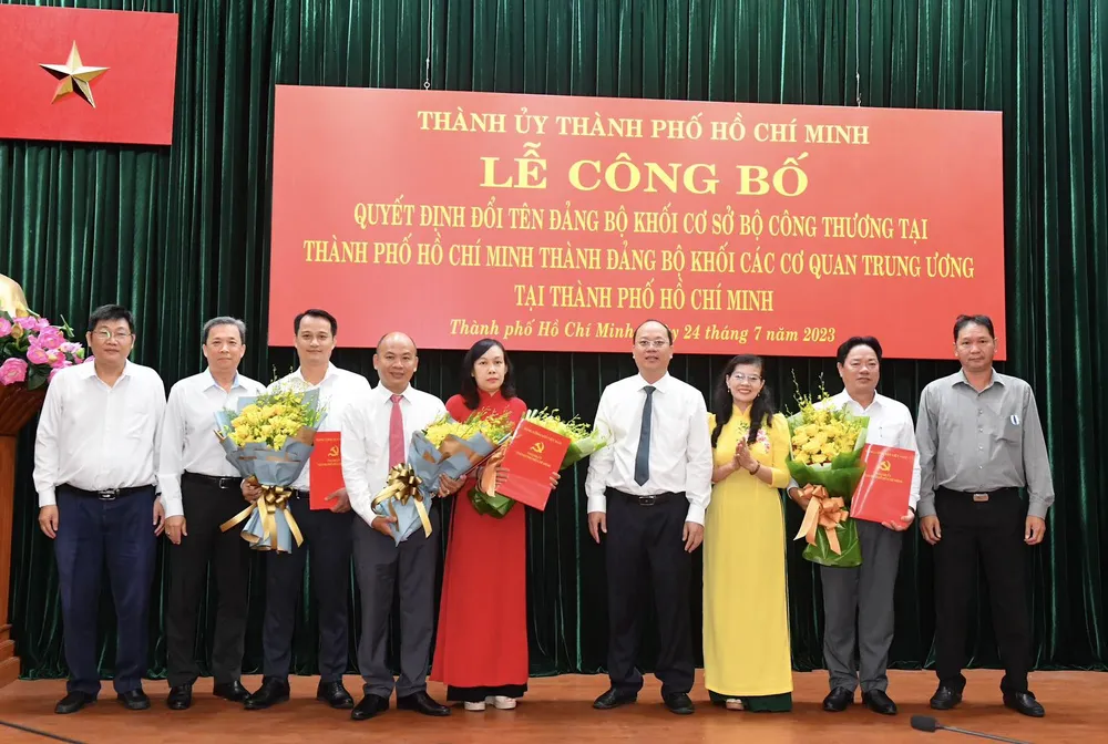 Phó Bí thư Thành ủy TPHCM Nguyễn Hồ Hải trao quyết định điều động cán bộ cho 4 đồng chí. Ảnh: VIỆT DŨNG