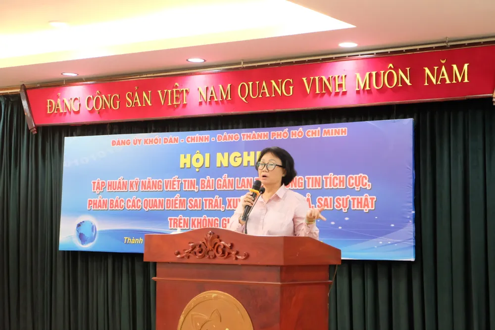 Nhà báo Phạm Thục, Chủ nhiệm Câu lạc bộ Phóng viên nội chính, Hội Nhà báo TPHCM báo cáo chuyên đề kỹ năng viết tin tại buổi tập huấn Nhà báo Phạm Thục, Chủ nhiệm Câu lạc bộ Phóng viên nội chính, Hội Nhà báo TPHCM báo cáo chuyên đề kỹ năng viết tin tại buổi tập huấn