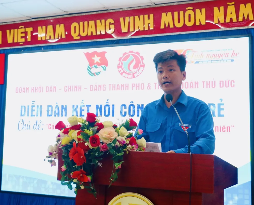 Phó Bí thư Thành đoàn TP Thủ Đức Thi Văn Ngọc Tuấn trao đổi tại diễn đàn