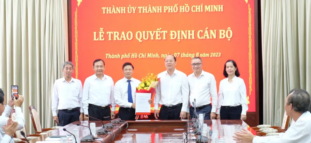Đồng chí Võ Minh Tuấn nhận quyết định công bố Ủy viên Ban Thường vụ Đảng ủy, Bí thư Đảng ủy Khối Ngân hàng TPHCM nhiệm kỳ 2020-2025