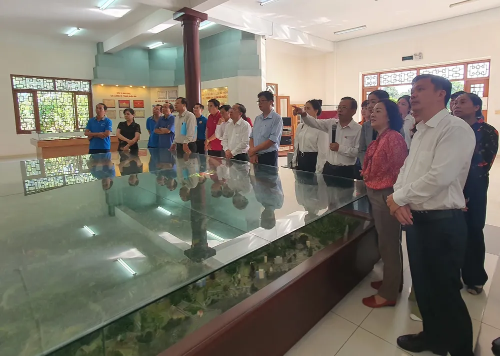 Đồng chí Nguyễn Hữu Hiệp giới thiệu với các đại biểu về những hiện vật được trưng bày trong khu di tích Đồng chí Nguyễn Hữu Hiệp giới thiệu với các đại biểu về những hiện vật được trưng bày trong khu di tích