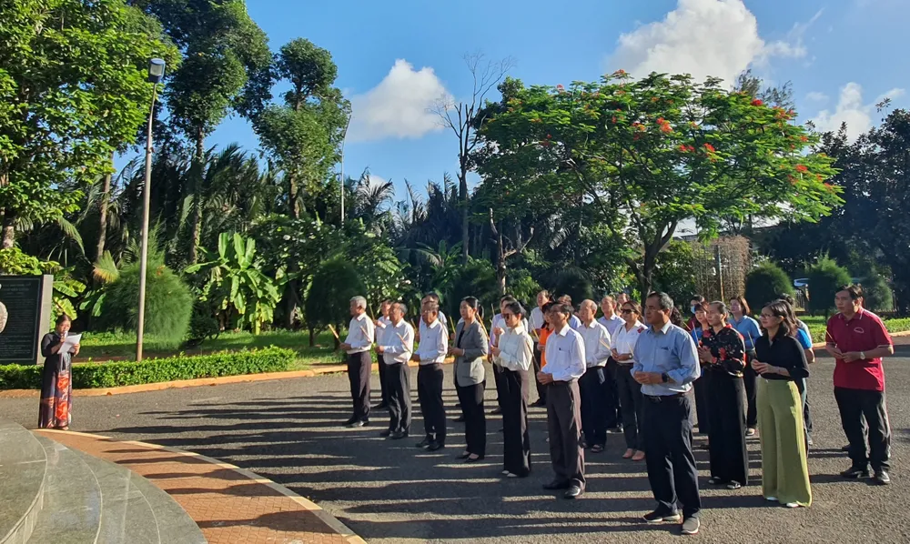 Đồng chí Nguyễn Hữu Hiệp, Ủy viên Ban Thường vụ Thành ủy, Bí thư Thành ủy TP Thủ Đức cùng các đồng chí trong đoàn dâng hoa, dâng hương tại Khu di tích lịch sử cấp thành phố căn cứ Vùng bưng 6 xã Đồng chí Nguyễn Hữu Hiệp, Ủy viên Ban Thường vụ Thành ủy, Bí thư Thành ủy TP Thủ Đức cùng các đồng chí trong đoàn dâng hoa, dâng hương tại Khu di tích lịch sử cấp thành phố căn cứ Vùng bưng 6 xã