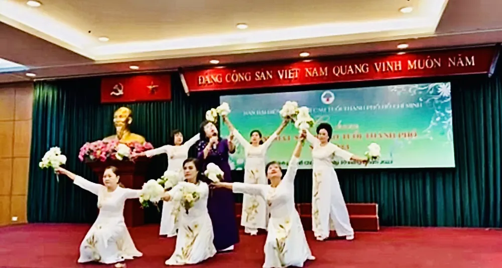 Tiết mục tốp ca “Vì sao em chết” Tiết mục tốp ca “Vì sao em chết”