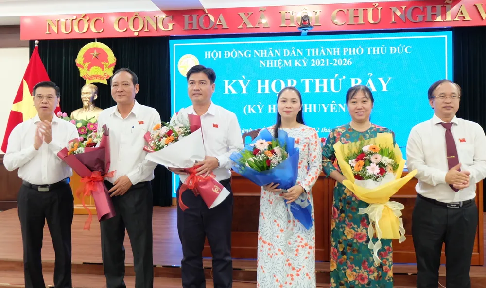 Phó Chủ tịch HĐND TPHCM Nguyễn Văn Dũng và Chủ tịch HĐND TP Thủ Đức Nguyễn Phước Hưng chúc mừng các đồng chí Trưởng, Phó Trưởng các ban HĐND TP Thủ Đức nhiệm kỳ 2021-2026 Phó Chủ tịch HĐND TPHCM Nguyễn Văn Dũng và Chủ tịch HĐND TP Thủ Đức Nguyễn Phước Hưng chúc mừng các đồng chí Trưởng, Phó Trưởng các ban HĐND TP Thủ Đức nhiệm kỳ 2021-2026