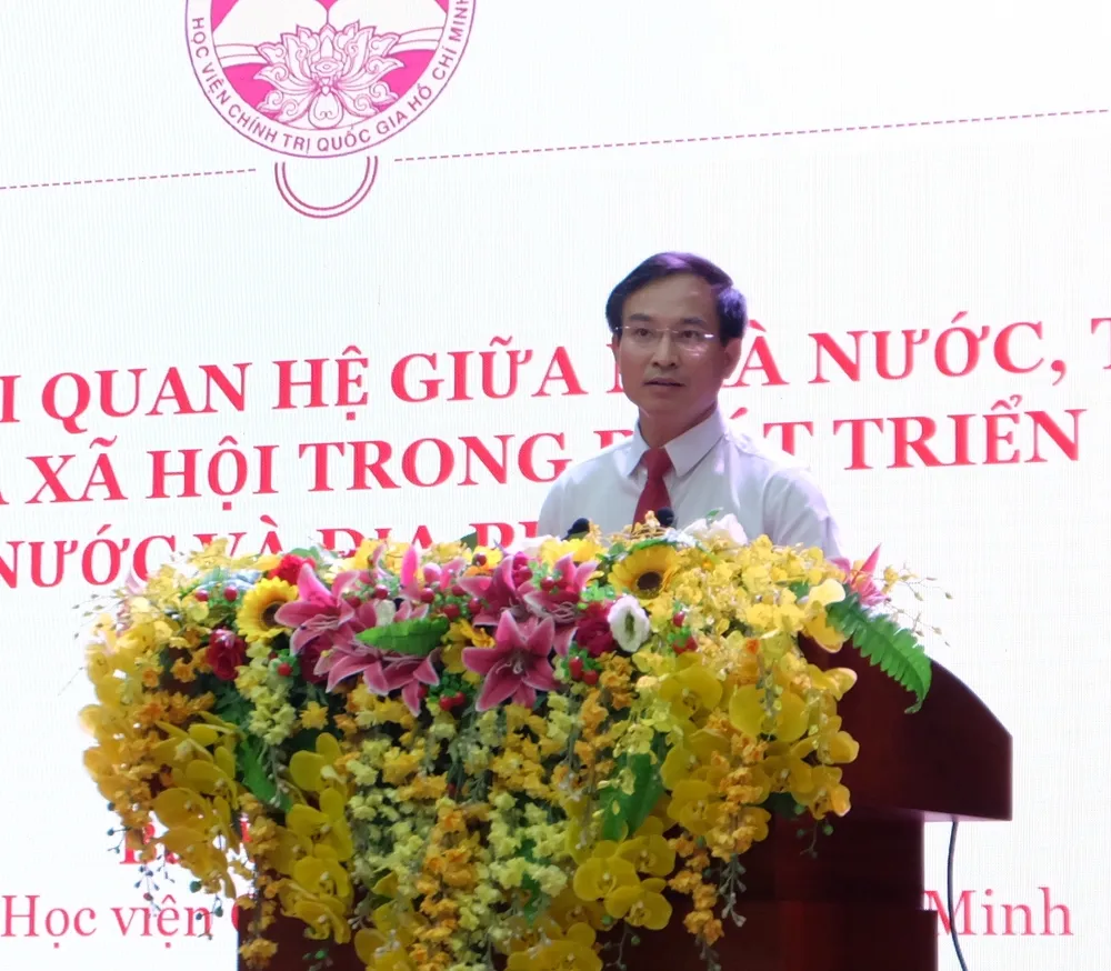 PGS.TS Bùi Văn Huyền, Viện trưởng Viện Kinh tế, Học viện Chính trị quốc gia Hồ Chí Minh, Ủy viên Hội đồng Lý luận Trung ương, báo cáo tại lớp bồi dưỡng