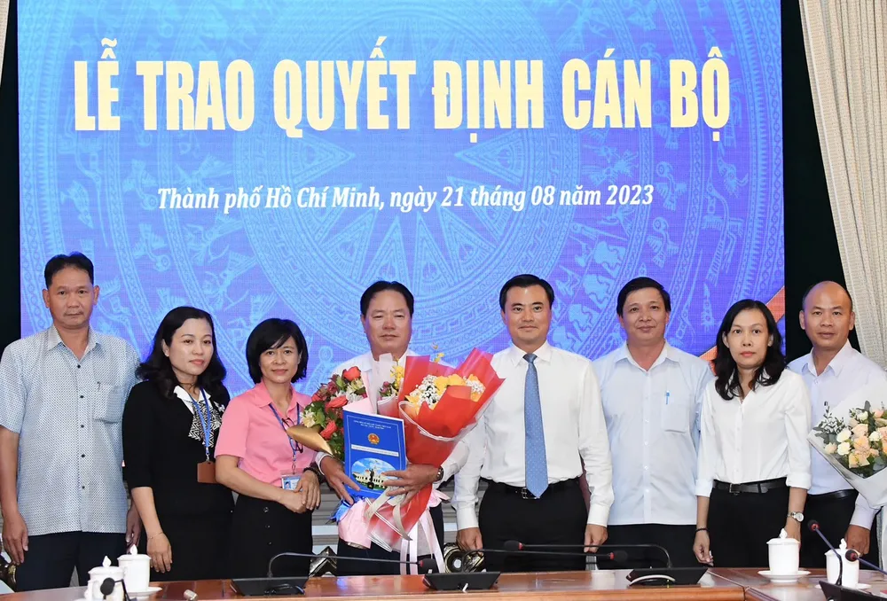 Phó Chủ tịch UBND Bùi Xuân Cường chúc mừng ông Nguyễn Phong Nhật được bổ nhiệm giữ chức vụ Phó Trưởng ban Quản lý Khu vực phát triển đô thị Tây Bắc TPHCM. Ảnh VIỆT DŨNG