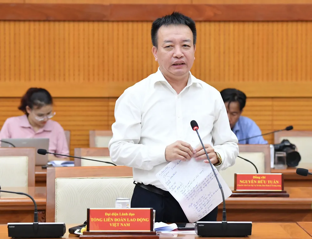 Đại diện lãnh đạo Tổng LĐLĐ Việt Nam nêu ý kiến. Ảnh: VIỆT DŨNG